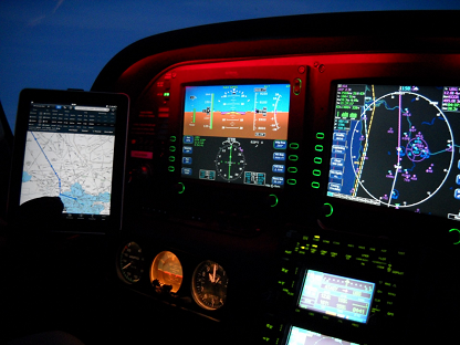 Nachtflug Glascockpit