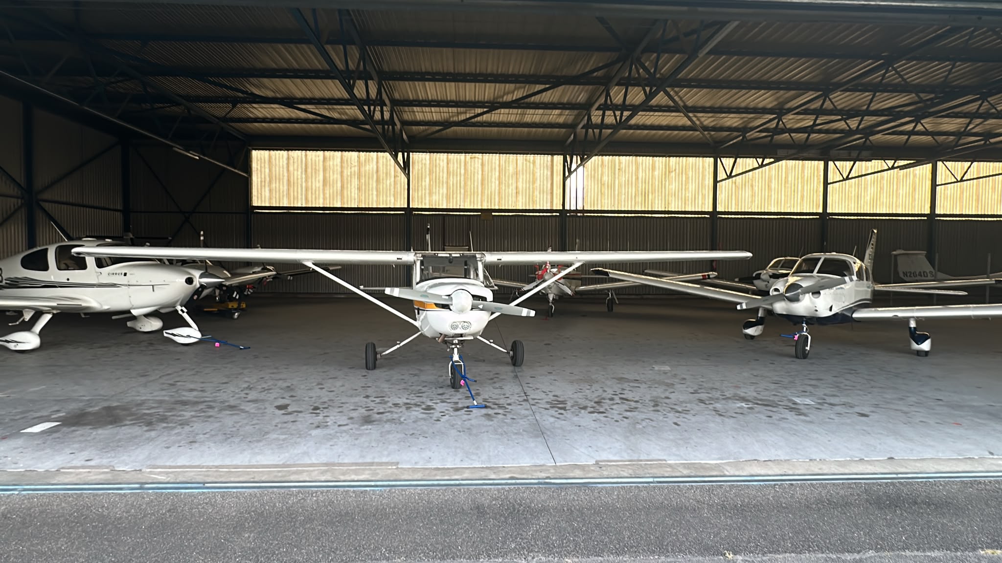 Flugzeughangar von der Flugschule TL Aviation am Flughafen Mönchengladbach